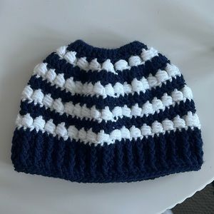 NWOT never before worn ponytail winter beanie hat